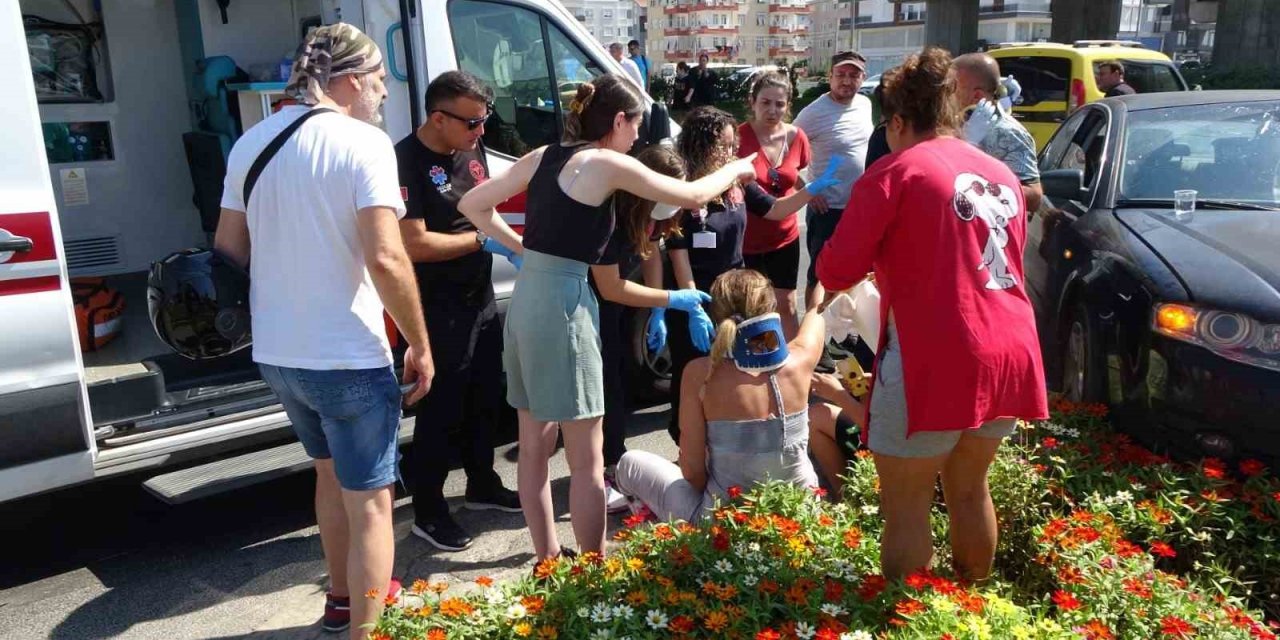 Kırmızı Işık İhlali Yapan Otobüs Otomobile, Ardından Alt Geçide Çarptı: 2 Yaralı