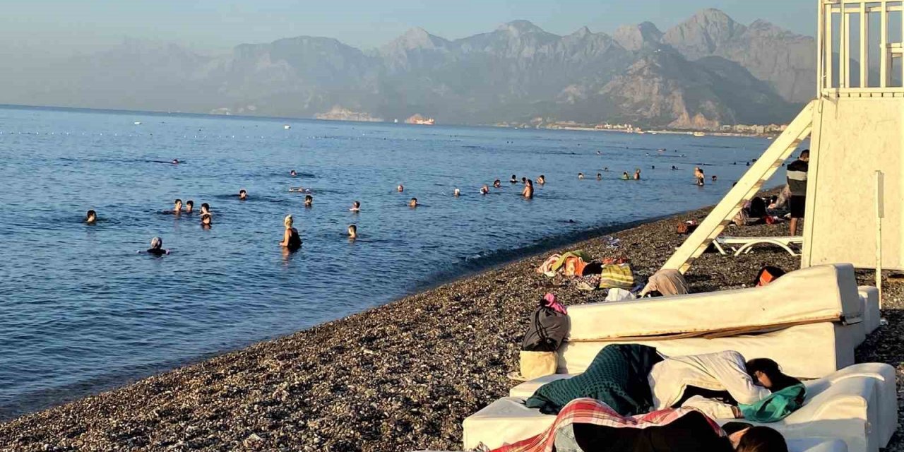 Dünyaca Ünlü Sahil Sıcak Sebebiyle Açık Hava Oteline Döndü