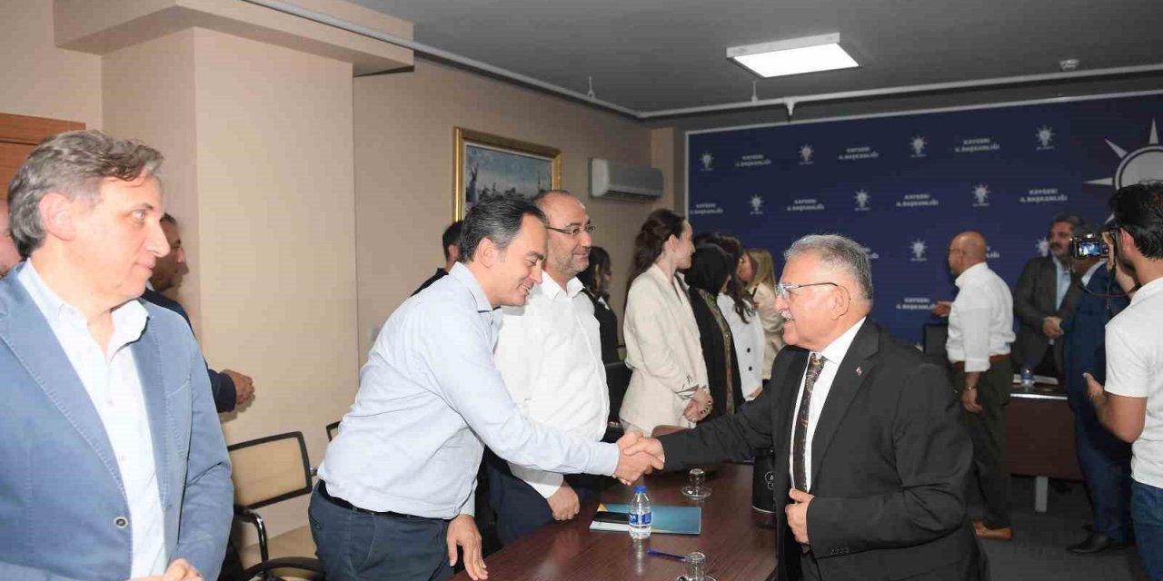 Büyükkılıç, Ak Parti İl Başkanlığı Yeni Yönetimini Tebrik Etti