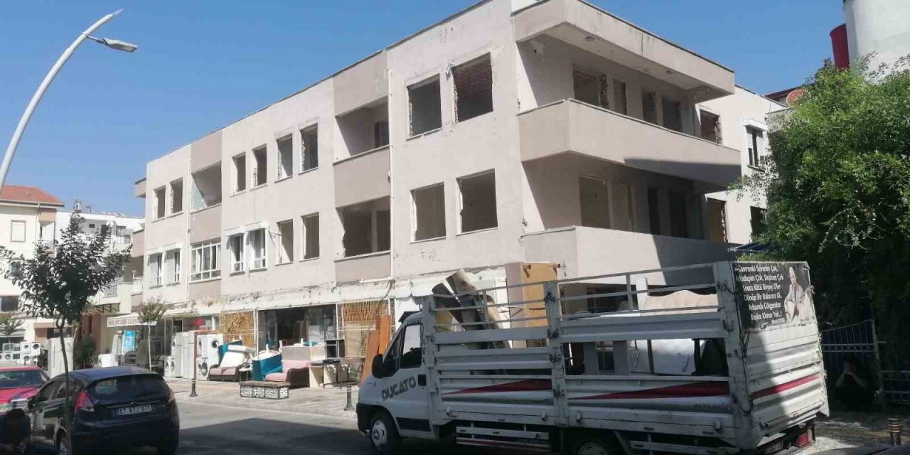 Antalya’da Riskli Yapımın Yıkımında Gerginlik
