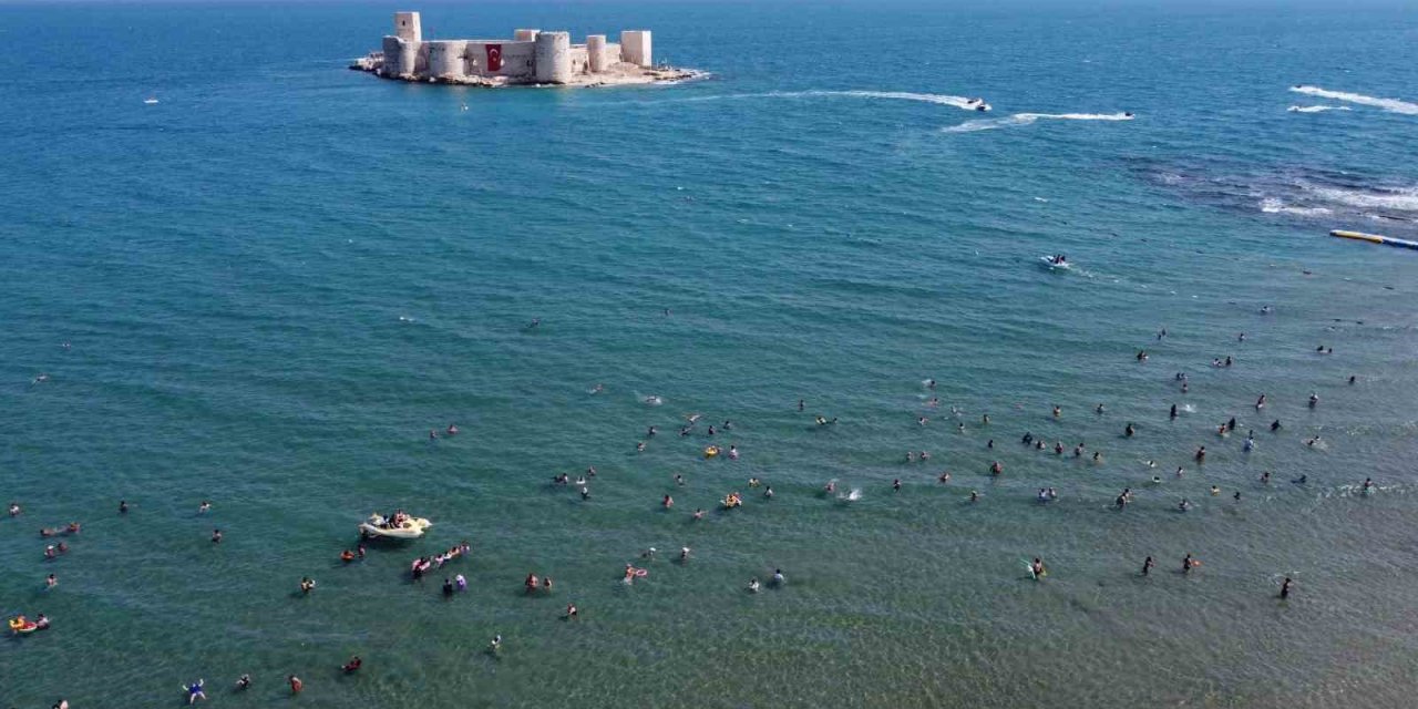 Akdeniz’in İncisi Kızkalesi’nde Okullar Açılmasına Günler Kala Tatilci Yoğunluğu