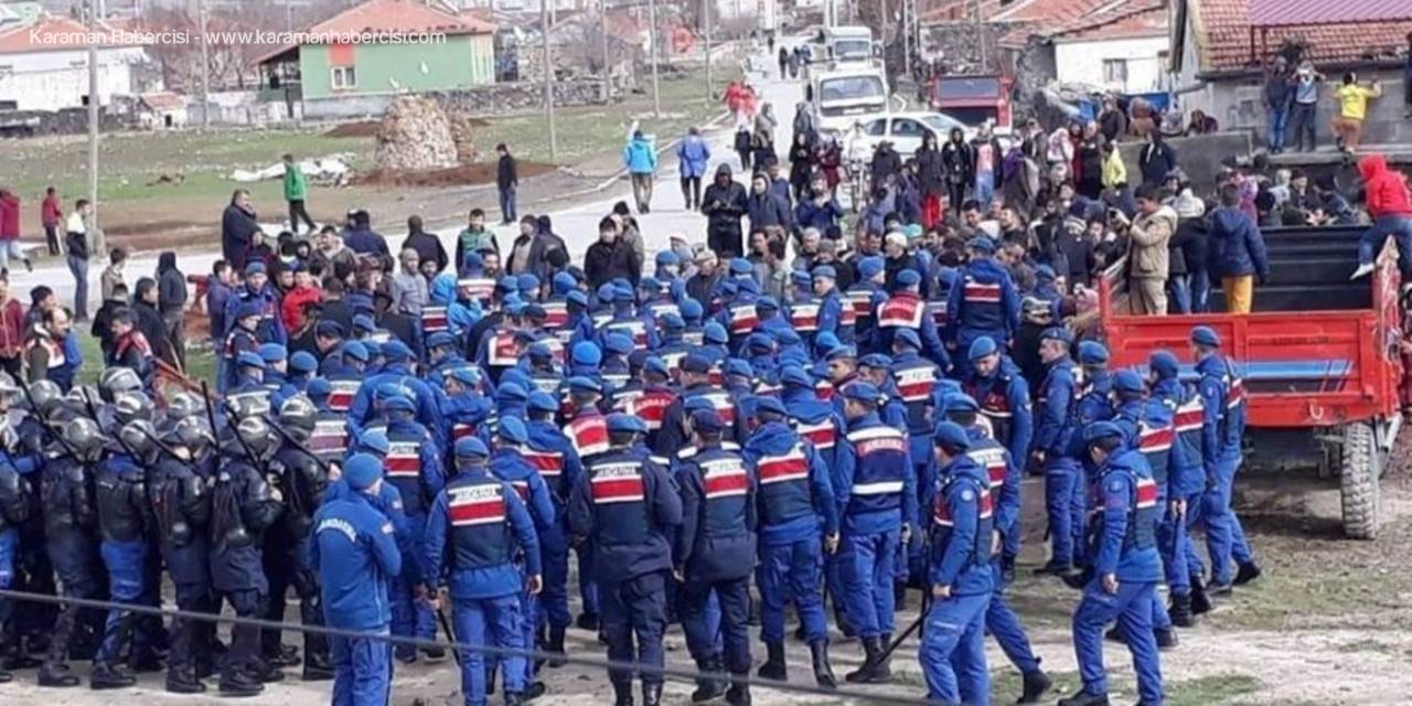 Aksaray'da Kamyonlara Tepki Gösteren Köylüler Yolu Trafiğe Kapattı