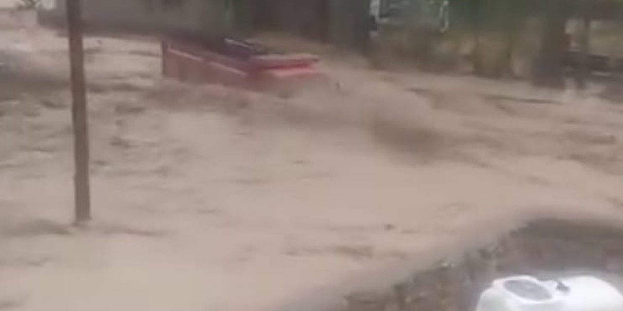 Kayseri’de Sel Suları Kamyonu Sürükledi, O Anlar Anbean Kameraya Yansıdı