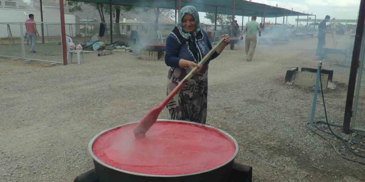 Domatesler Kışlık Salça İçin Kaynadı