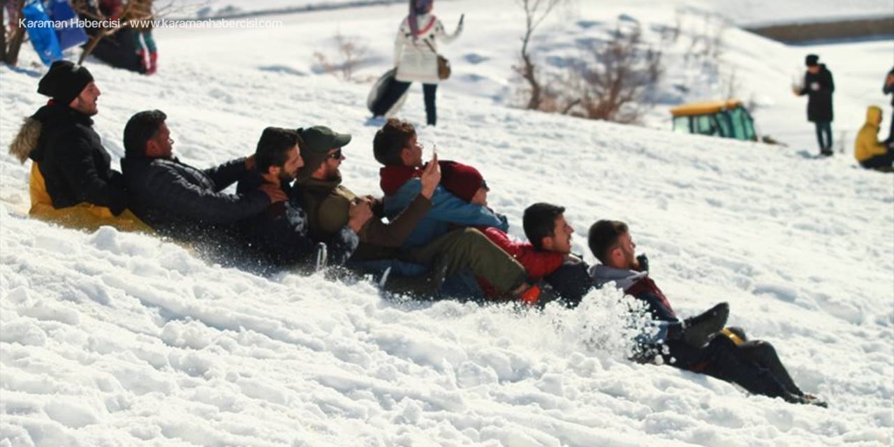 Karaman'da Leğen ve Tepsilerle Kızak Şenliği