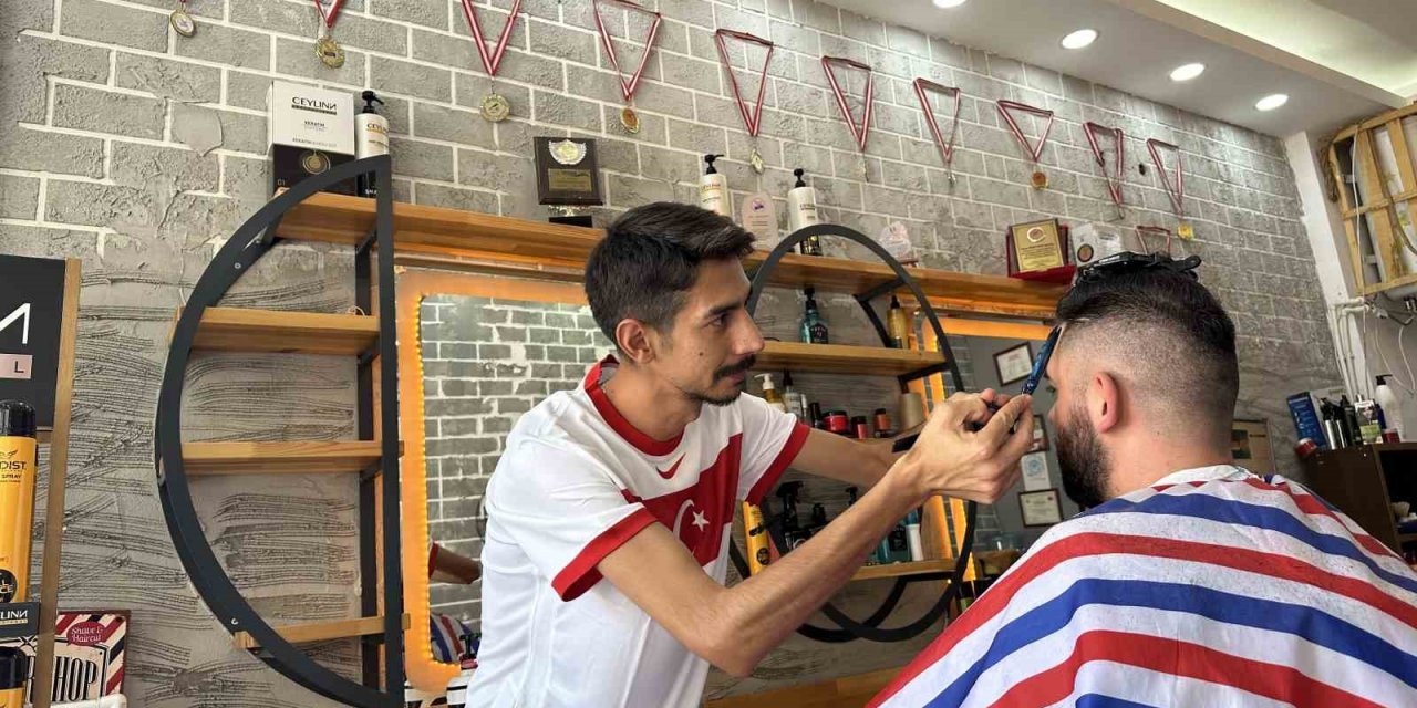Milli Maç Heyecanıyla Müşterilerini Traş Ediyor