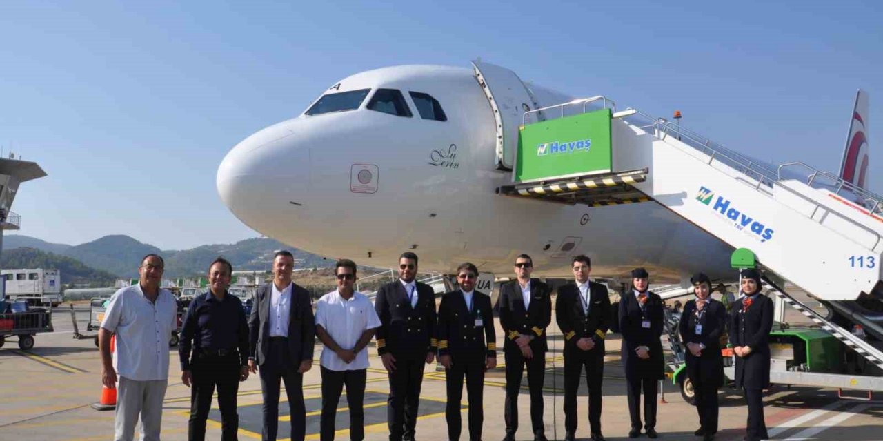 İran’dan Gazipaşa-alanya Havalimanı’na İlk Kez Düzenlenen Uçak Seferinde Yolcular Çiçeklerle Karşılandı