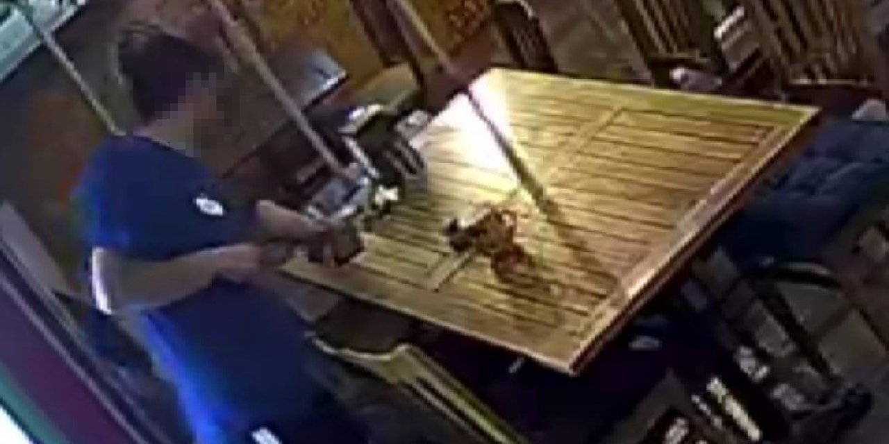 Müşteriler Yemek Yerken O Gözünü Boş Masadaki Telefona Çevirdi