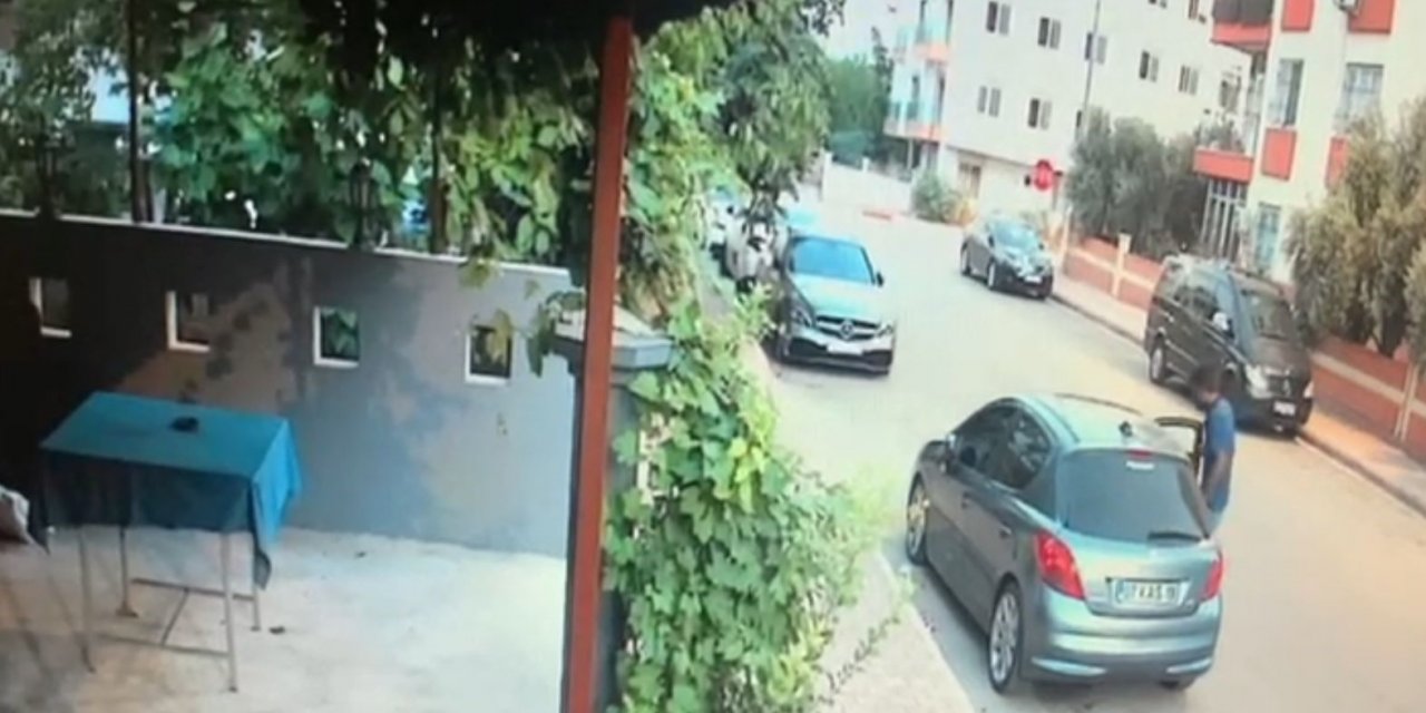 Sigara Dumanı Çıksın Diye Arabasının Camını 3 Santim Açık Bırakan Gence ’bukalemun’ Hırsız Şoku