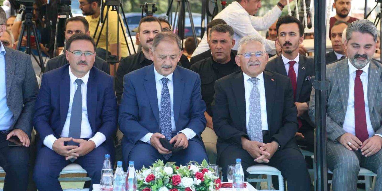 Bakan Özhaseki: "camiler Bizim En Özel Anlarımızı Paylaştığımız Yerler, Huzur Bulduğumuz Yerler"