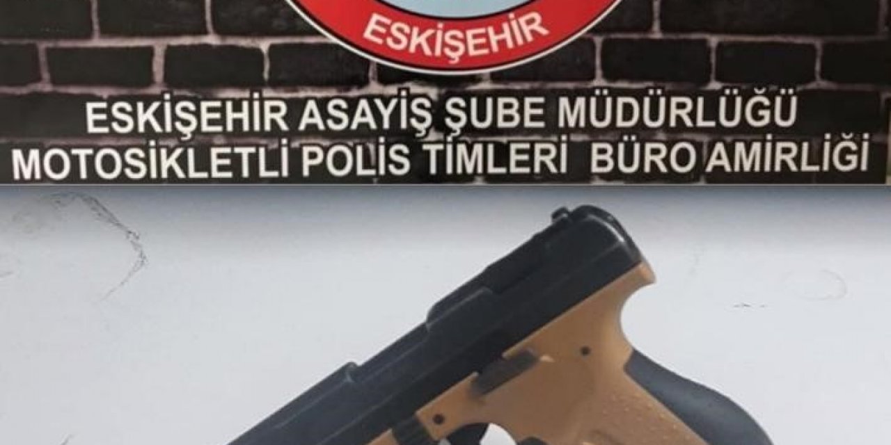 Eskişehir’de 8 Şüpheli 3 Tabanca, Uyuşturucu Madde Ve Çalıntı Motosiklet İle Yakalandı