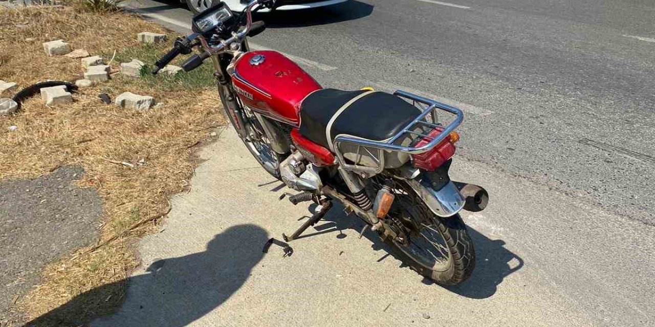 Plakasız Motosiklet Otomobile Çarptı: 2 Yaralı
