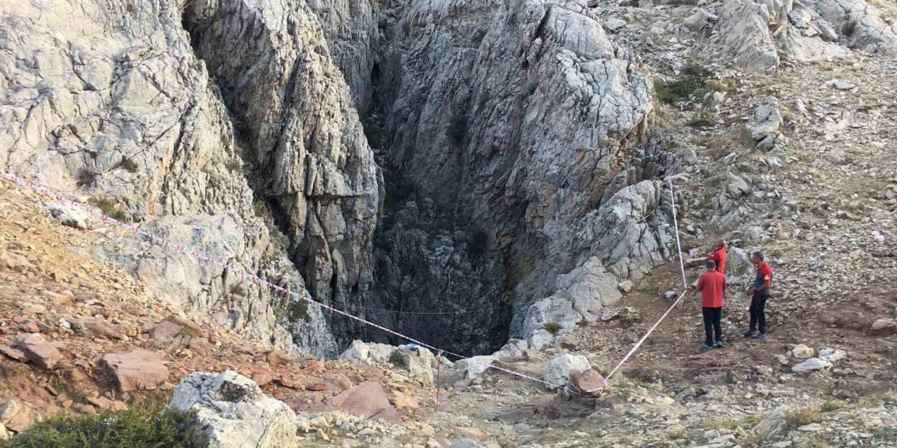 Mağarada Mide Kanaması Geçiren Abd’li Bilim Adamının Tahliyesine Başlandı