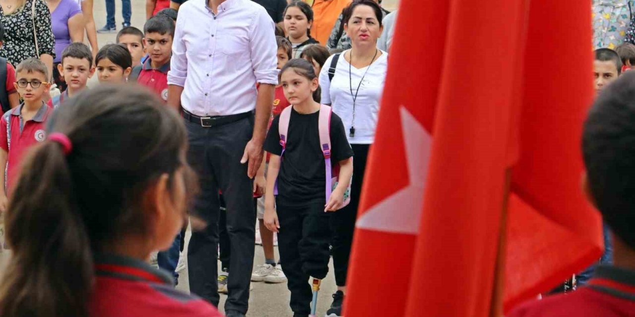 13 Günlükken Sol Bacağı Kesilen Özge, Protez Bacağıyla Okula Gelip Ders Başı Yaptı