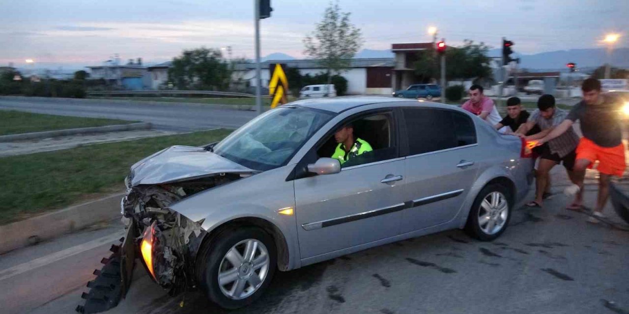 Antalya’da Kırmızı Işık İhlali Hastanede Bitti:3 Yaralı