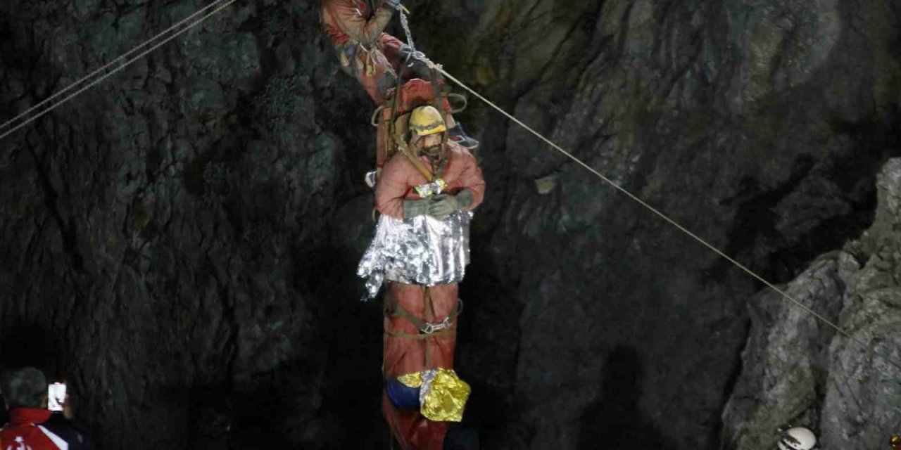 Mide Kanaması Geçiren Abd’li Bilim Adamı 9 Gün Sonra Mağaradan Çıkartıldı