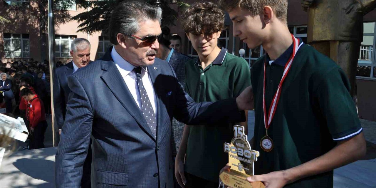 Endüstriyel Robotik Kol Kategorisi’nde Dünya Birincisi Ve İkincisi Olan Öğrencilere Ödül Verildi