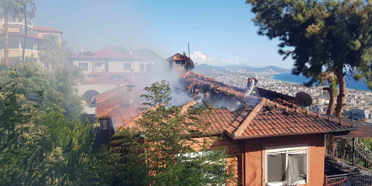 Otluk Alanda Çıkan Yangın, Çam Ağacının Kozalağından Lüks Villalara Sıçradı