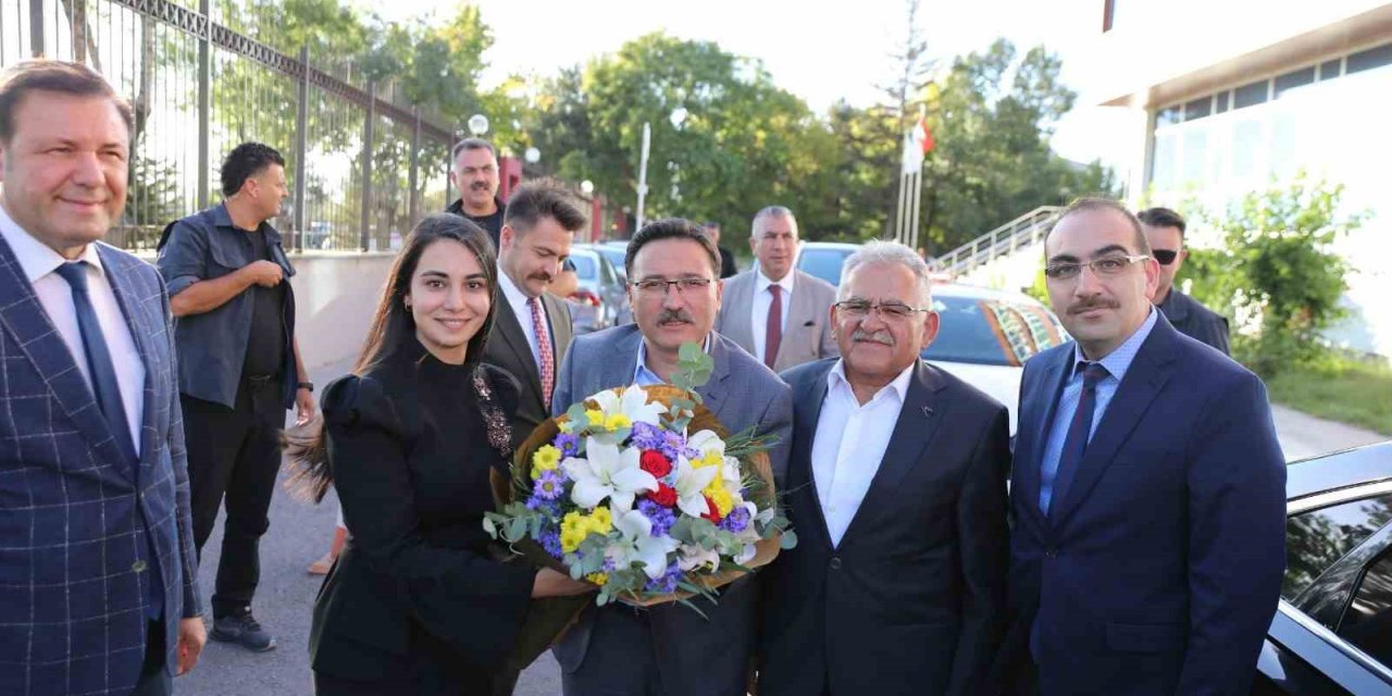 Vali Çiçek, Aile Ve Sosyal Hizmetler İl Müdürlüğünü Ziyaret Etti