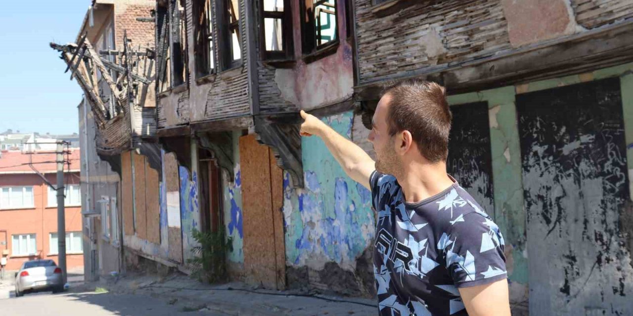 Tarihi Evler Çöküyor, Mahalle Halkı Hayatından Endişe Ediyor