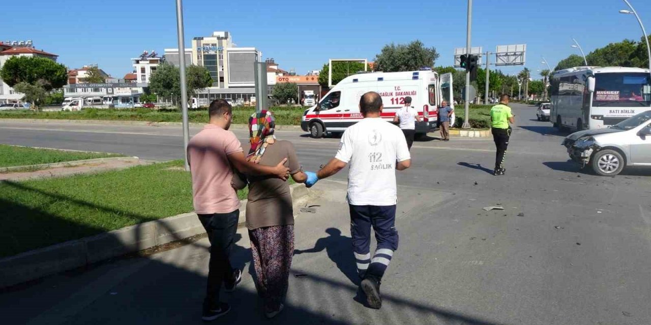 Otomobiller Çarpıştı, Sürücülerin Eşleri Yaralandı