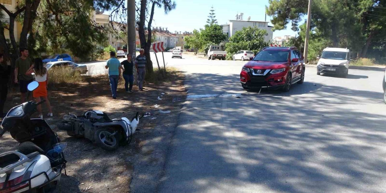 Motosikletli Kurye Kazadan Yaralı Olarak Kurtuldu