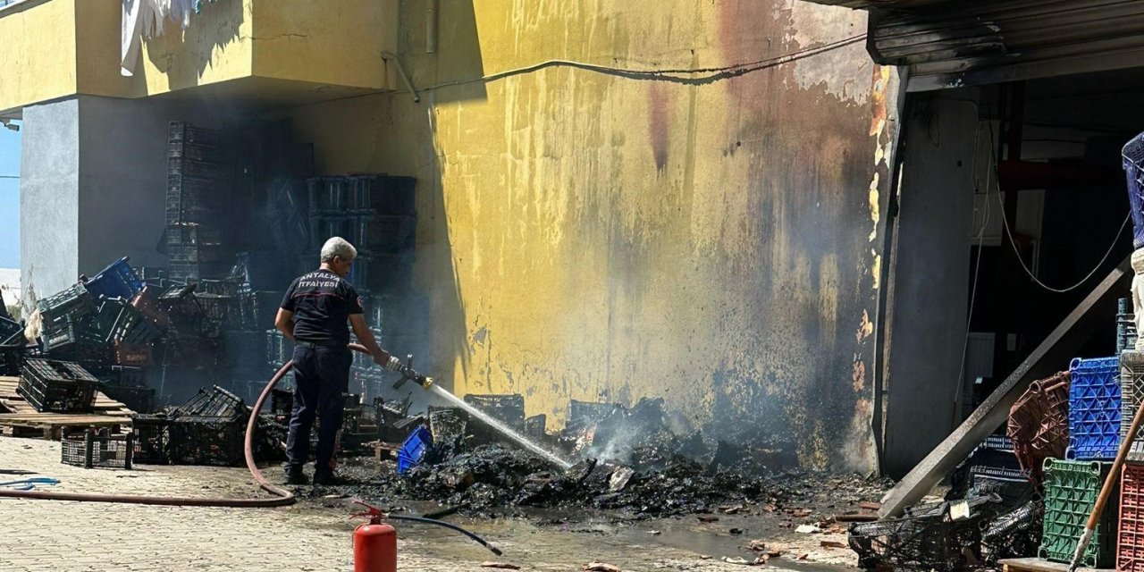 Sebze Meyve Deposundaki Yangın Büyümeden Söndürüldü
