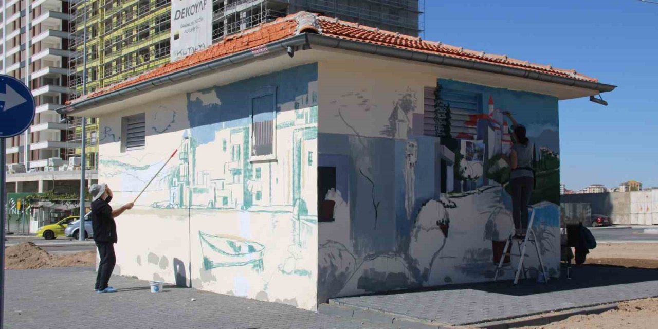 Ressam Baba Ve Kızı Duvarları Tabloya Dönüştürüyor