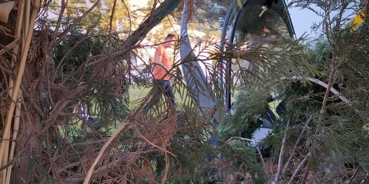 Afyonkarahisar’da 5 Yıldızlı Termal Oteller Bölgesinde İki Kişilik Özel Helikopter İniş Yaptığı Sırada Ağaçlara Takılarak Düştü. Olay Yerine Sağlık Ekipleri Sevk Edildi.