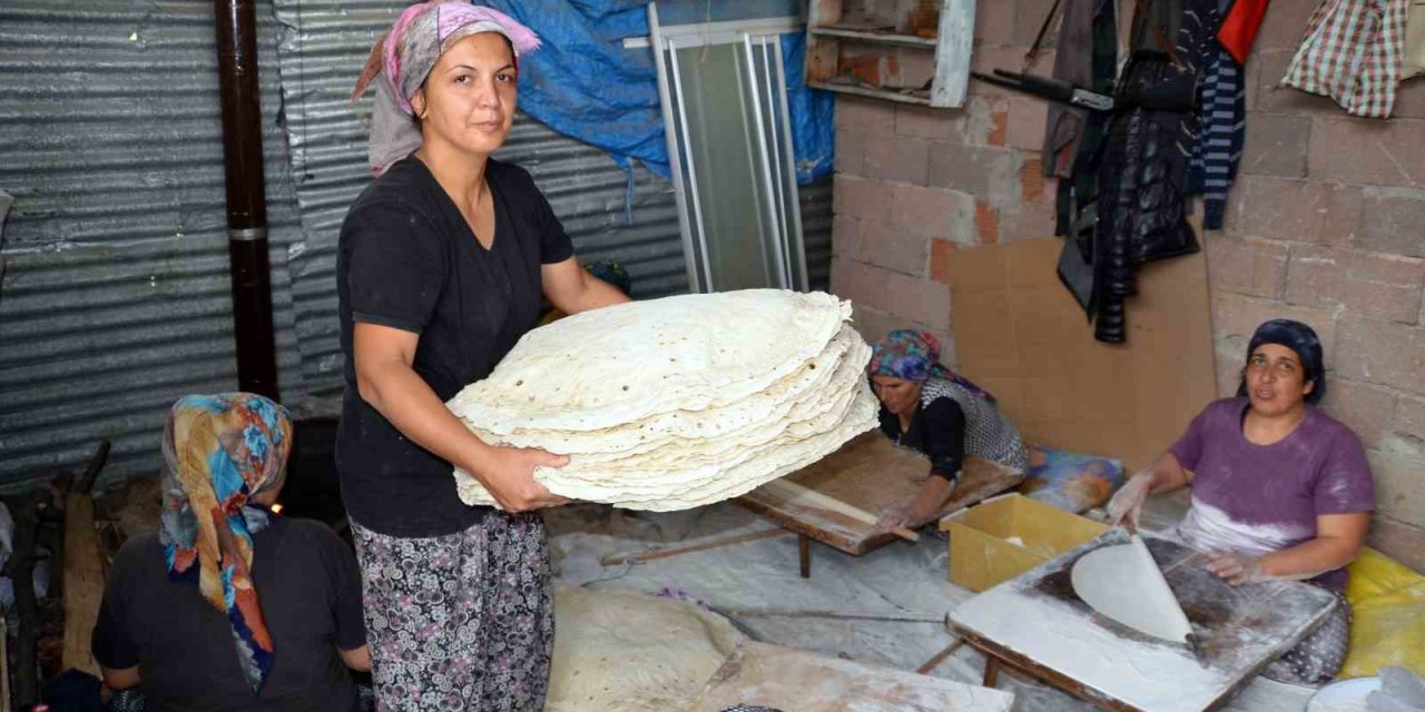 Antalyalı Ev Hanımları, İmece Usulü Yufka Ekmek Geleneğini Yaşatıyor