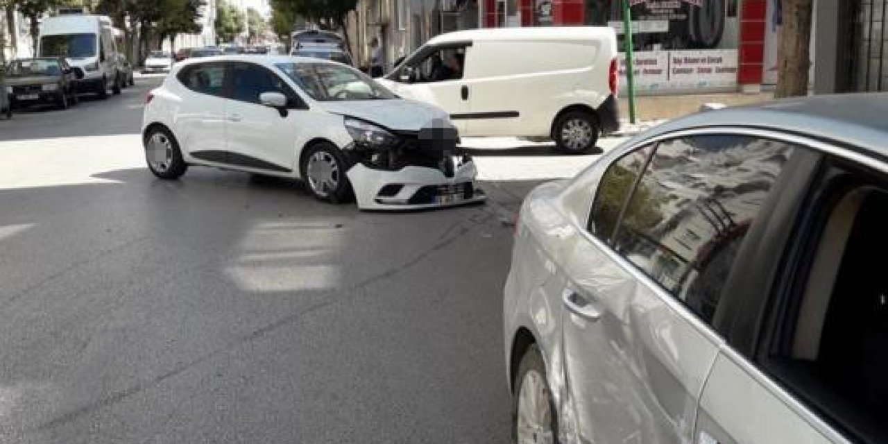 İki Aracın Karıştığı Kazada Maddi Hasar Oluştu