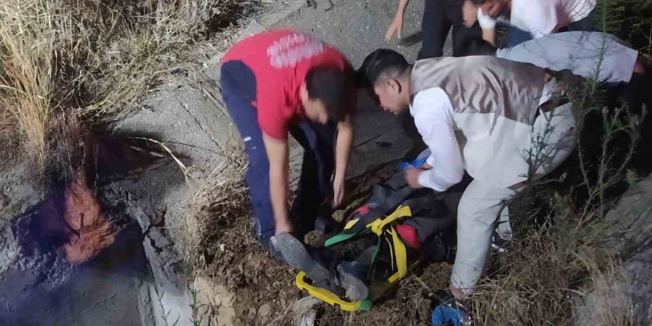 Su Tahliye Bacasına Düşen Kişiyi İtfaiye Ekipleri Çıkardı