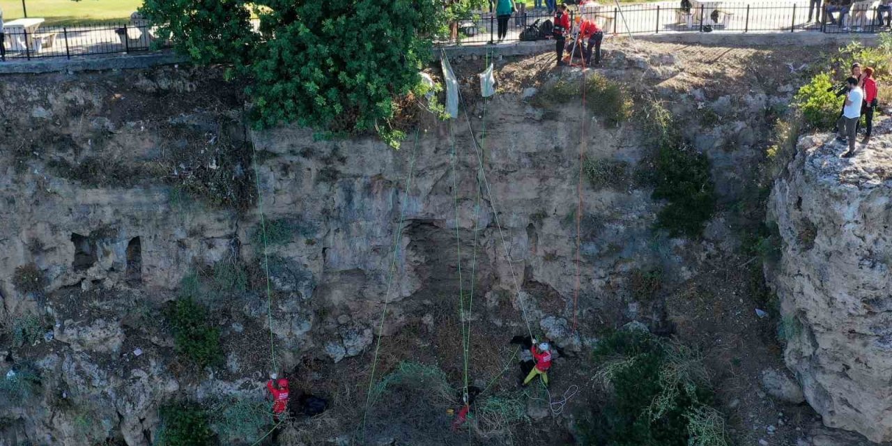 Dağcılar 40 Metrelik Falezlerden Torbalarca Çöp Topladı