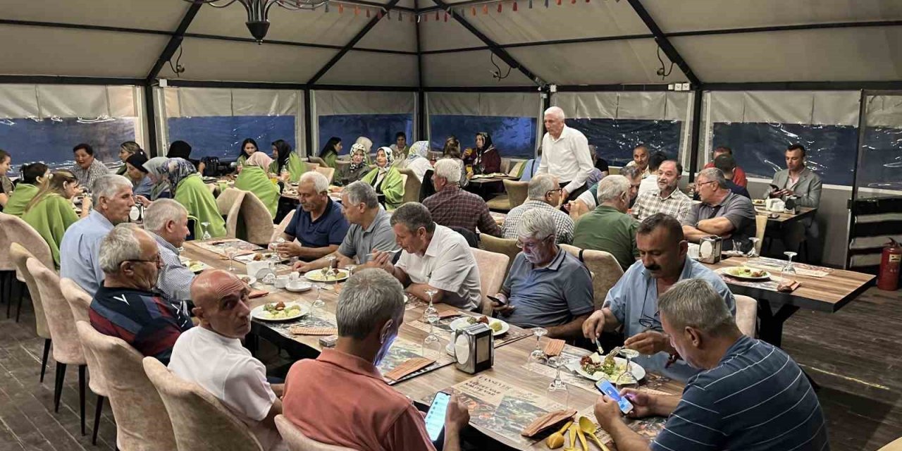 40 Yıl Önce Askerlik Yapan Silah Arkadaşları, Her Yıl Farklı Bir İlde Buluşuyor