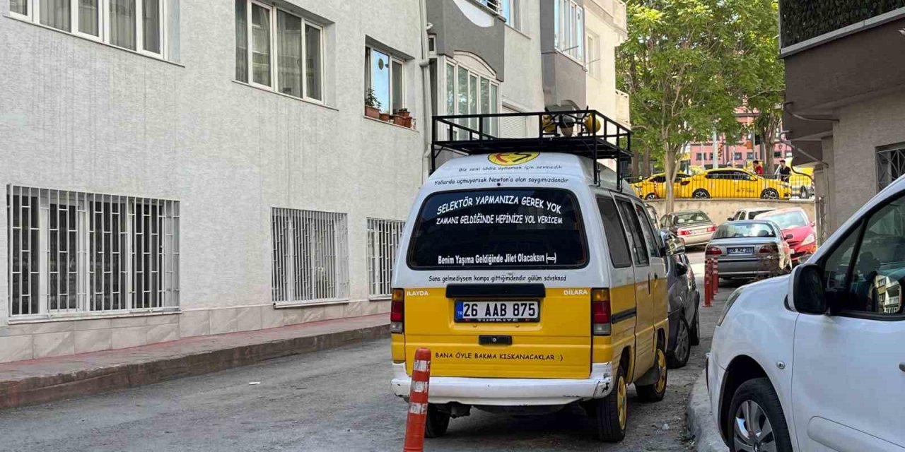 Üzerinde Komik Yazılar Barındıran Minik Araç İlgi Odağı Oldu