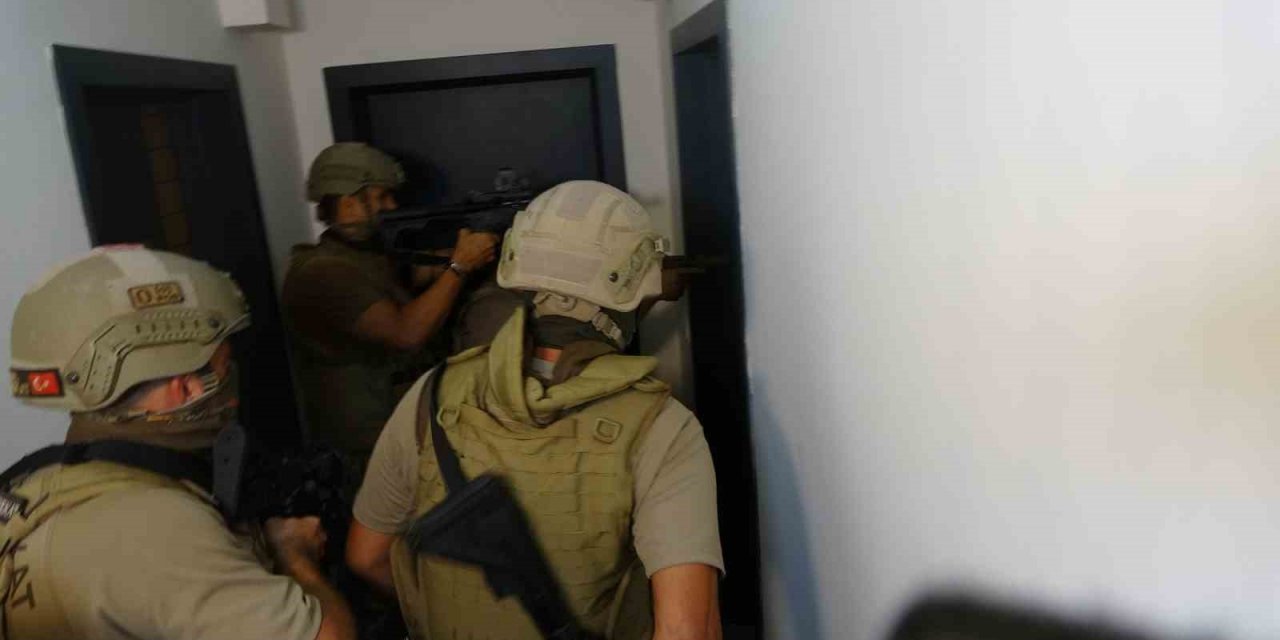 Kiraladıkları Evi Uyuşturucu İmalathanesine Çevirdiler, 50 Kilo Eroinin Üzerinde Yattılar