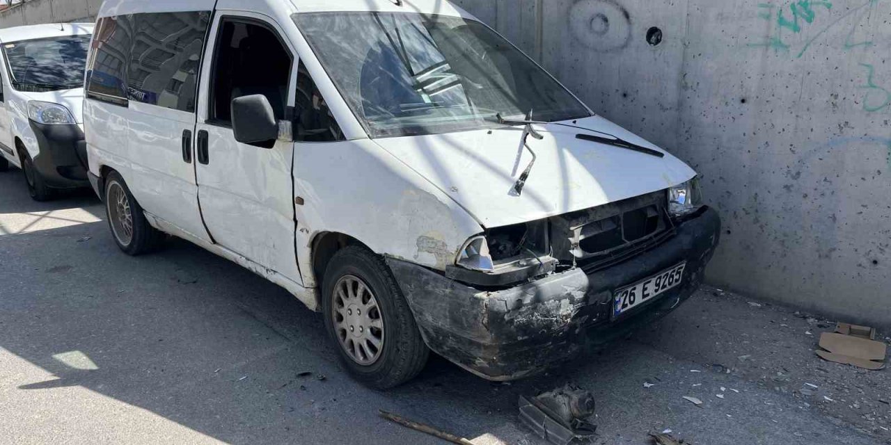 Eski Eşine Ait Araca Elindeki Sopayla Saldırdı