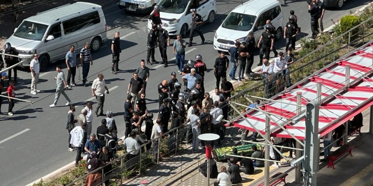 Tramvay Kazasında Ölen Gencin Ailesinden Tabutlu Tepki