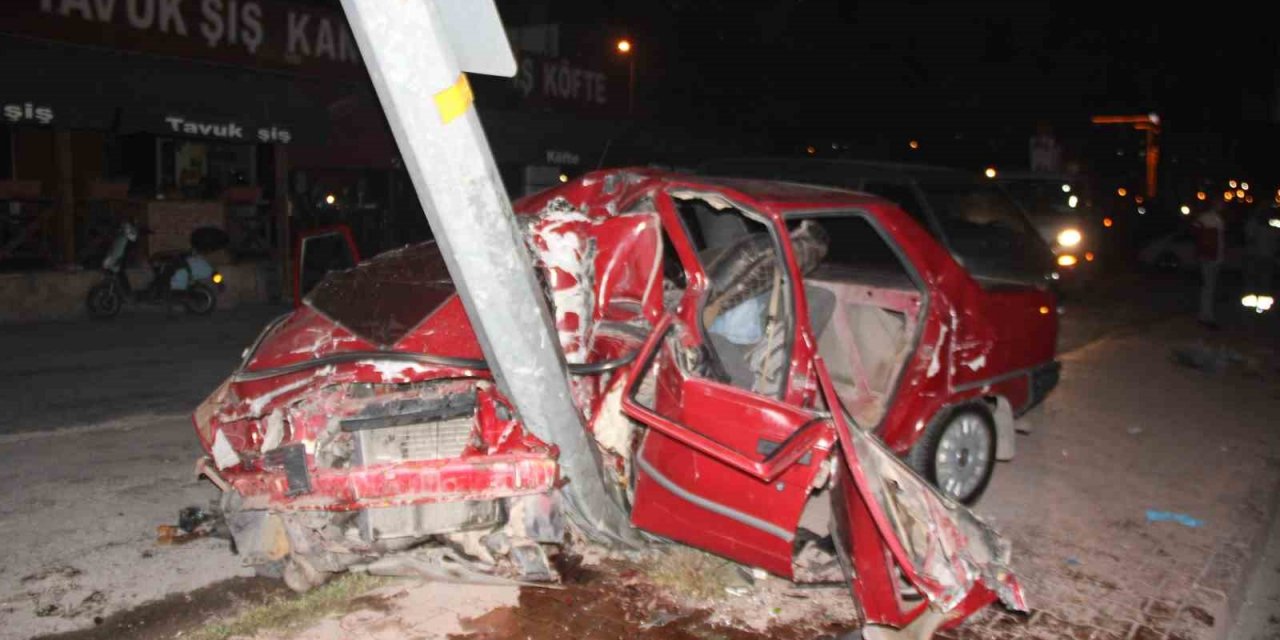 Aydınlatma Direğine Çarpan Otomobil Hurdaya Döndü