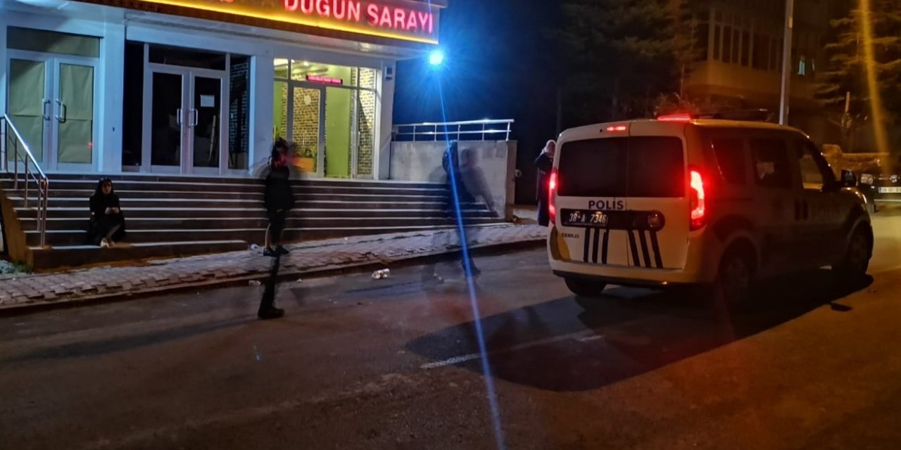 Düğünde Çıkan Kavgada 1 Kişi Bıçaklandı, Annesi Darp Edildi