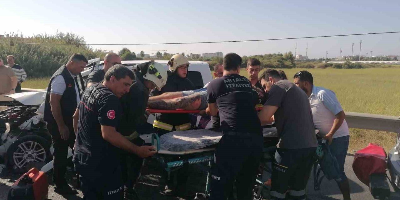 Hafif Ticari Araç Tur Midibüsüne Arkadan Çarptı, Sıkışan Sürücüyü İtfaiye Ekipleri Kurtardı