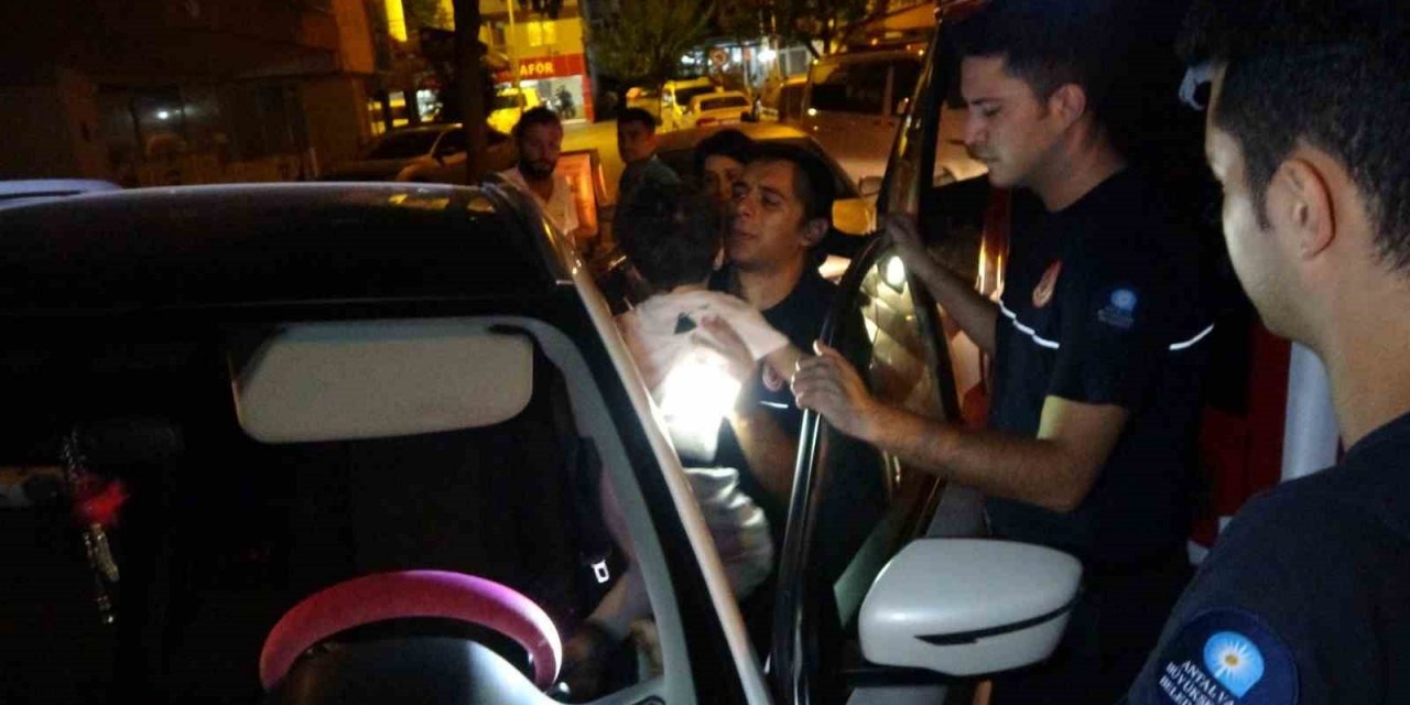 Araçta Mahsur Kalan Çocuğu İtfaiye Ekipleri Kurtardı