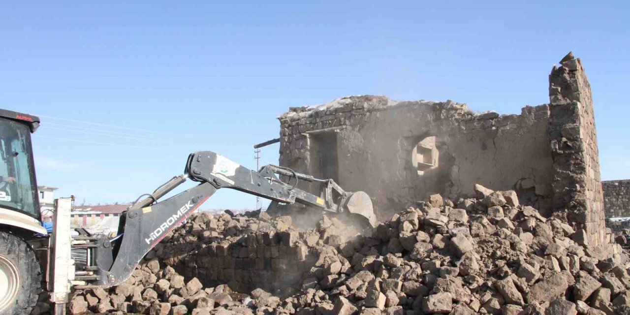 Talas’ta Tehlike Arz Eden Yapılara Geçit Yok