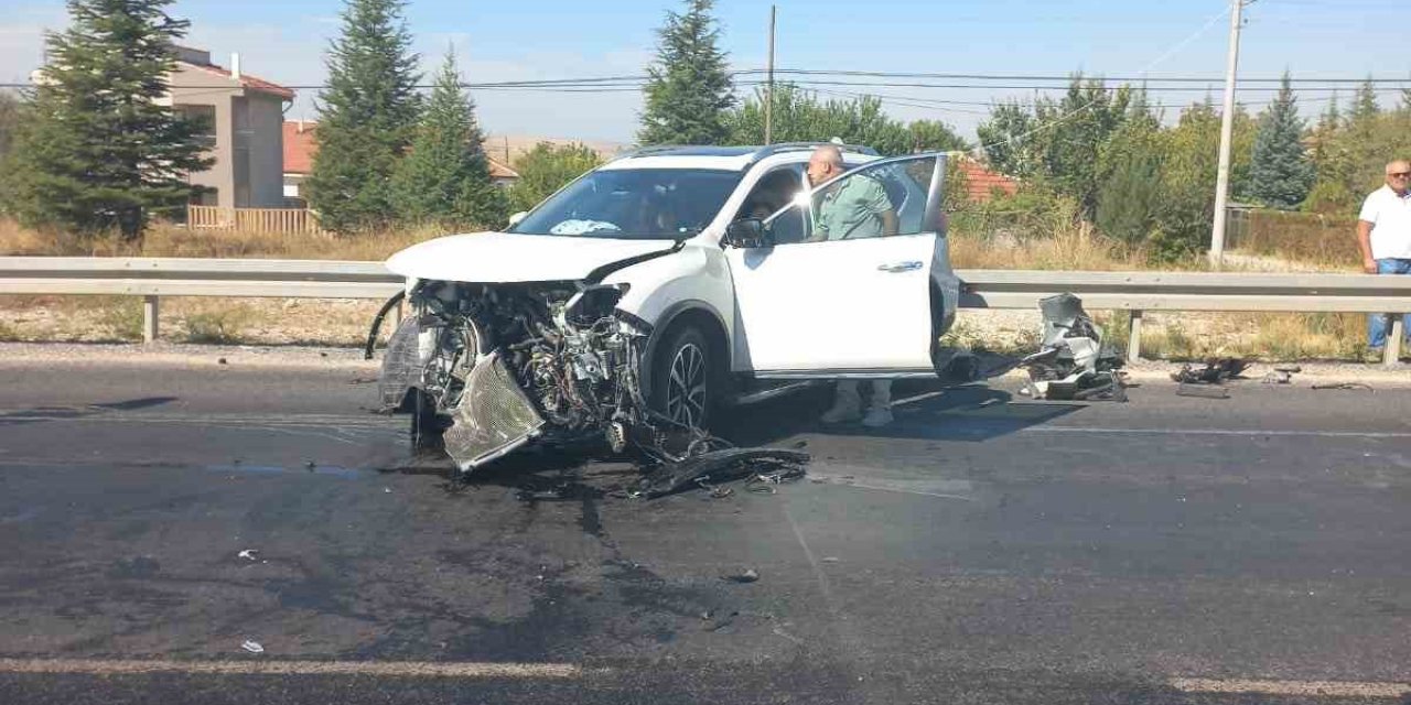 Otomobillerin Kafa Kafaya Çarpıştığı Kazada 4 Kişi Yaralandı