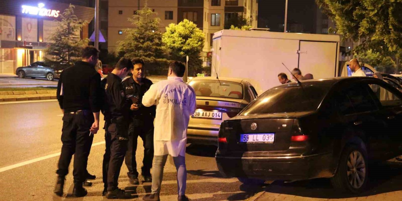 Koca Şiddetinden Kaçamadı: Araçtan Atlamaya Çalıştı, Silah Kabzasıyla Darbedildi