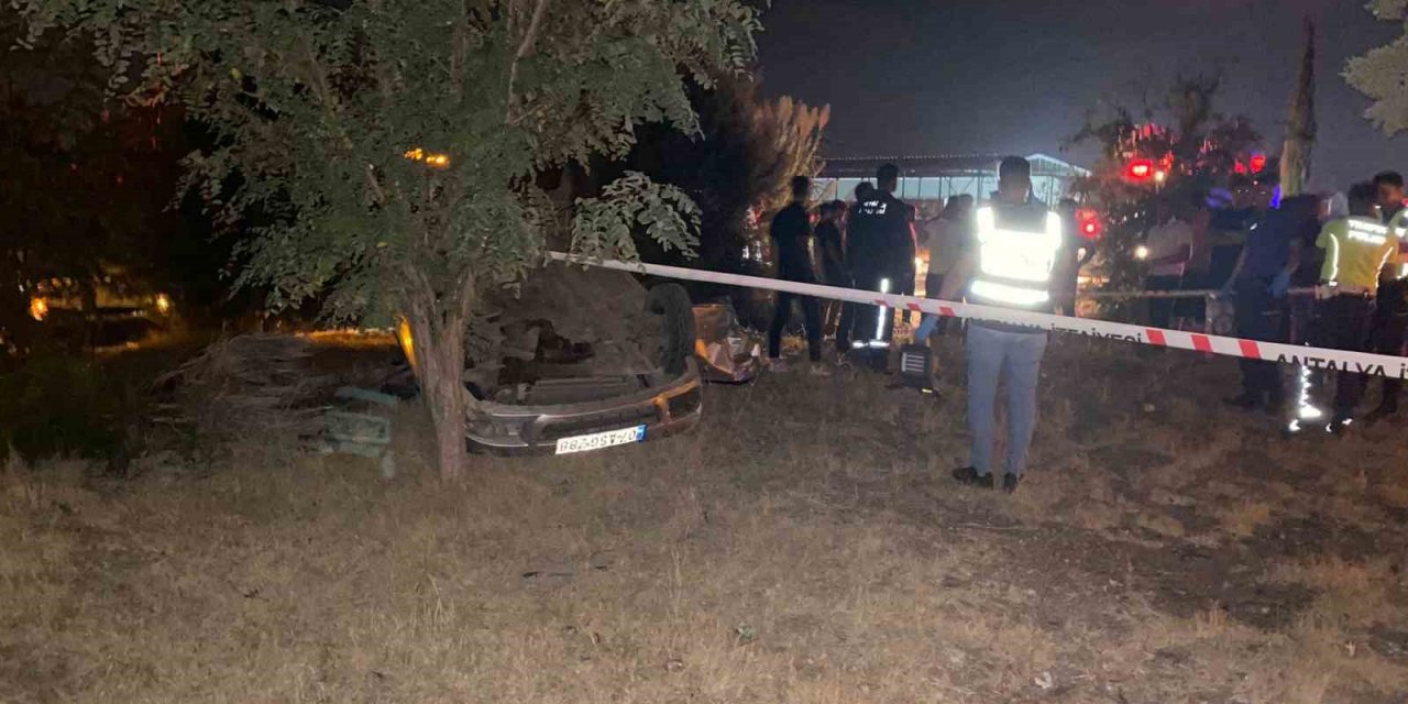 Antalya’da Refüje Çarpıp Takla Atan Otomobil Sürücüsü Hayatını Kaybetti