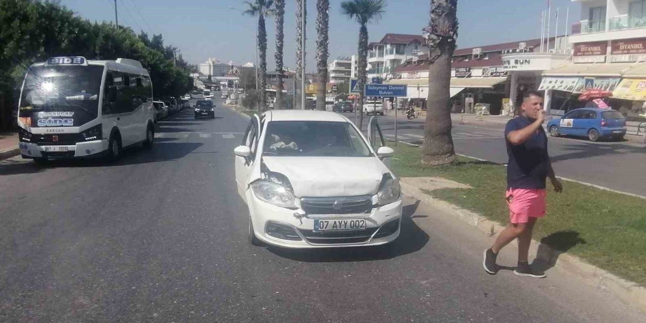 Antalya’da Yaya Geçidinde 3 Araçlı Zincirleme Kaza