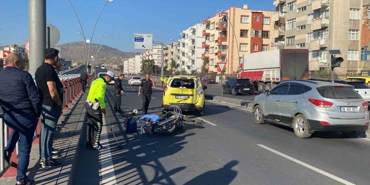 Motosiklet Taksiye Arkadan Çarptı: 1 Ölü, 1 Ağır Yaralı