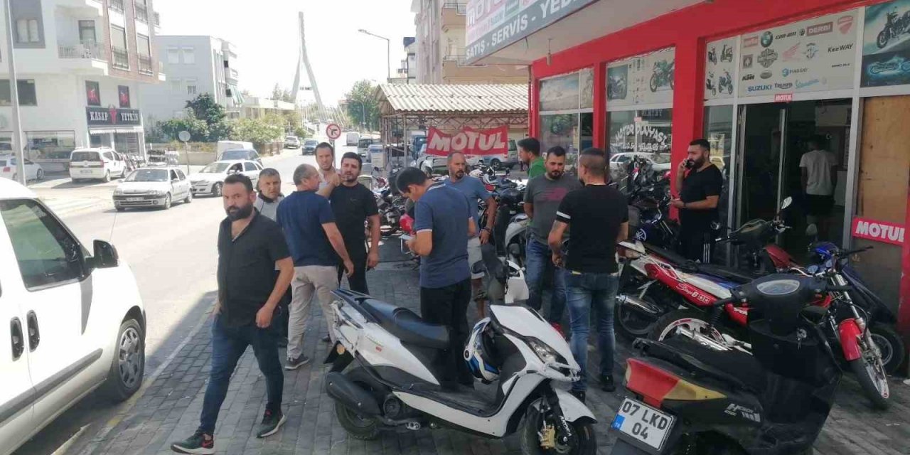 Parasını Ödeyip Alamadıklarını İddia Ettikleri Motosikletleri Römorka Yükleyip Götürdüler