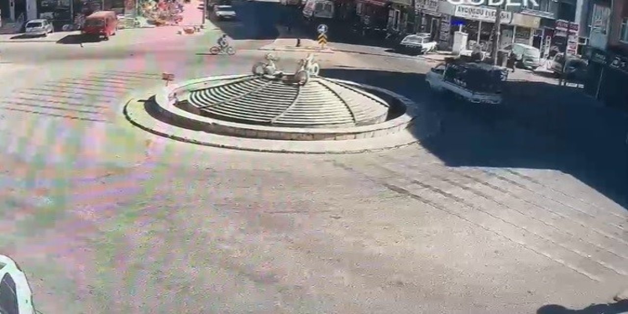 Bisikletli Çocuk Kamyonete Böyle Çarptı